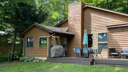 Tranquil waterfront cottage in Central Lake