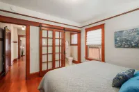 Location! Historic Downtown~Cowls Bungalow & Carriage House, Fenced Dog-Friendly