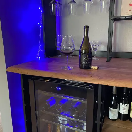 Outdoor Living and Indoor Bar - Entire house - walk to Autzen Stadium