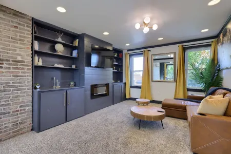 Modern 1-BR Apt by Train Station