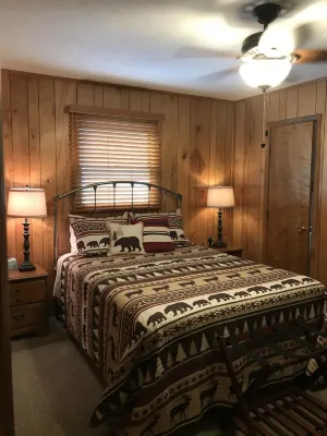 Charming cabin with great mountain views and easy access in all weather