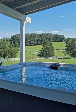 Cowboy hide-a-way cottage with hot tub on historic farm close to everything Отели рядом с достопримечательностью «Монтичелло»