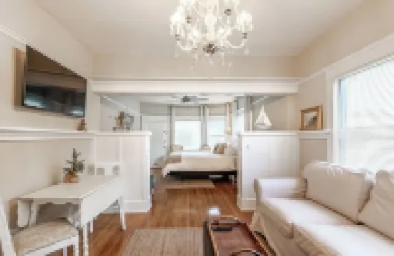 Charming apartment with WiFi and AC, two blocks to the beach