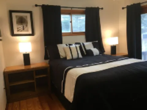 Lake house for 8, all seasons! Large deck overlooking the water