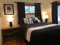 Lake house for 8, all seasons! Large deck overlooking the water Hotels in Argyle