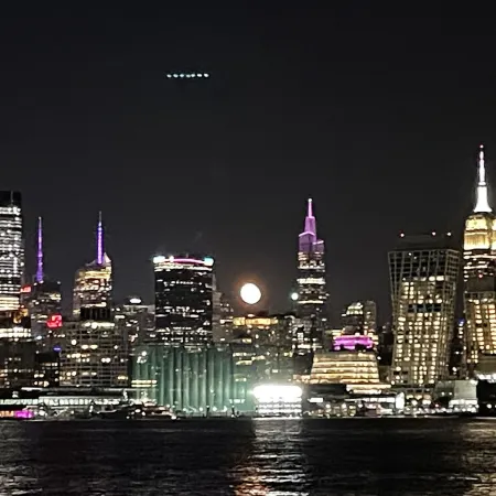 Spacious Studio apartment w/kitchen, outdoor space Отели рядом с достопримечательностью «Washington St»