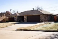 Cozy Home 1 Mile From Food/Shopping, Close to Kaw and Ponca Lake