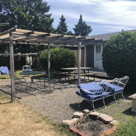 Airy beach cottage steps away from Pine Point Beach!