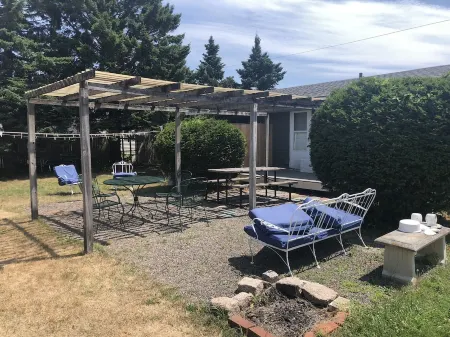 Airy beach cottage steps away from Pine Point Beach!