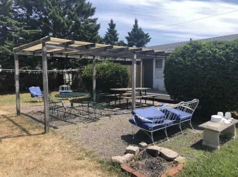 Airy beach cottage steps away from Pine Point Beach!