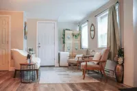 Have the perfect stay in a cozy studio, nestled in the heart of Broad Brook. Hotel a East Windsor