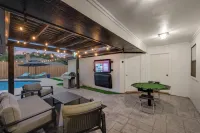 Ultimate Comfort & Modern Elegance in our Renovated Pool House with Hot Tub
