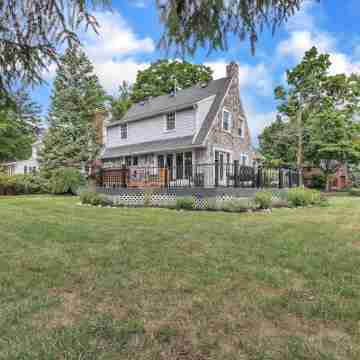 Walk to shopping, Charming Modern European cottage with huge deck Hotel Exterior