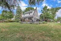 Walk to shopping, Charming Modern European cottage with huge deck