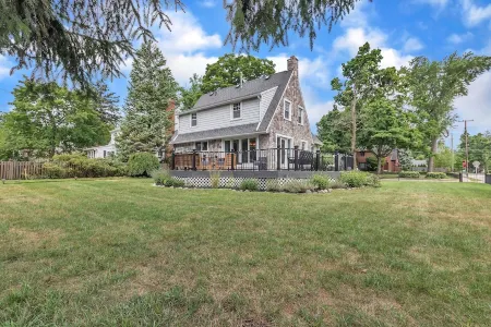 Walk to shopping, Charming Modern European cottage with huge deck