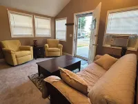 Gun Lake Cute Little Cottage Steps from Beach w Boat Slip. Hotels in Barry County