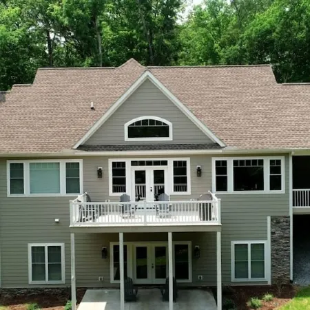 4 Bedrooms/Community Boat Docks/Nice Yard/Short walk to the Lake
