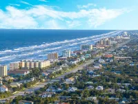 Bright and Spacious Entire House, sleeps 6-7, minutes from the beach.