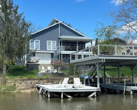 6 Bedroom Apple Valley Lakefront Perfect for Large Families Hotels in Howard Township