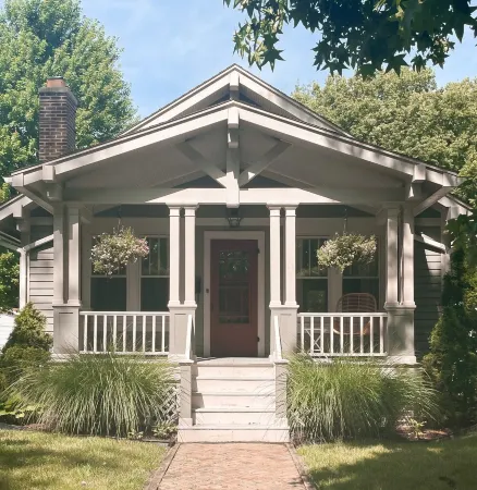 Stylish Family/Pet Friendly Cottage in Coveted Clark Park with Fenced In Yard Отели в г. Шампейн