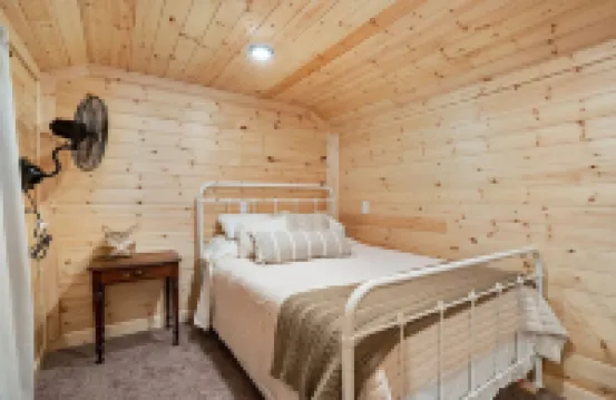 Beautiful cabin just seconds from Dale Hollow Lake!