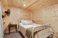 Beautiful cabin just seconds from Dale Hollow Lake!