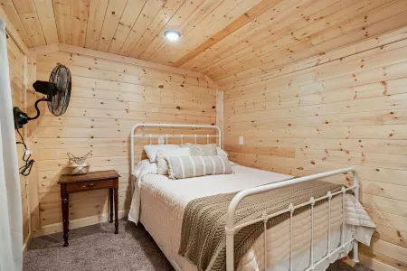 Beautiful cabin just seconds from Dale Hollow Lake!