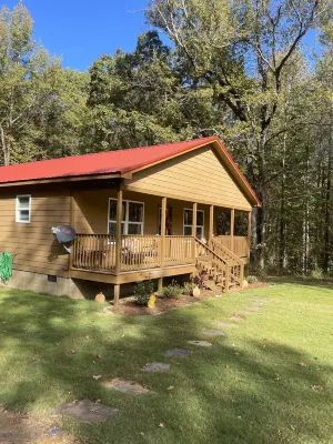 Cozy cabin Pickwick near Stateline boat ramp and State Park, with boat storage