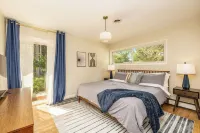 Beautiful riverside yard, hot tub, game room, large dining table!