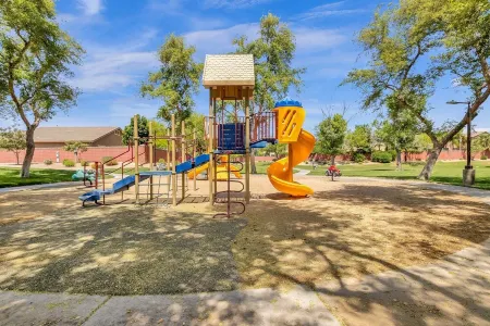 Cozy and relaxing 3 bedroom home Отели рядом с Аэропорт Феникс-Меса Гейтвей