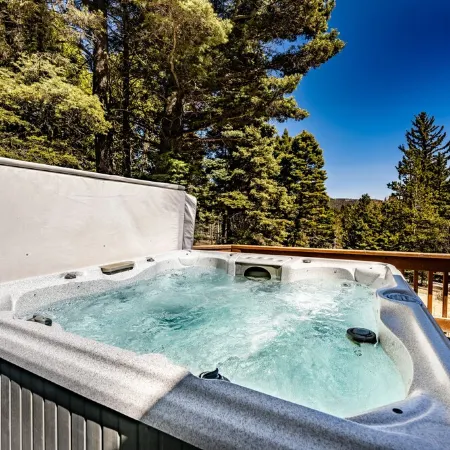 Beautiful, 6-bedroom mountain home with hot tub, deck and fire pit!