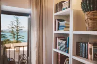 DuoMo SeaView RedSuite-Luxurious, Renovated, Air-conditioned Sea-Free WiFi