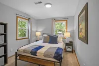 6BR Home w public Lake Access 1.8miles 2 DT Wayzata, enjoy the lake year round! Hotels in Minnetonka