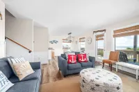 Oceanfront Updated 5BR Duplex. Dog friendly!