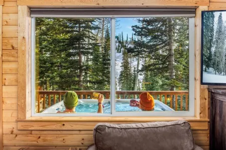 Cozy ski in-ski out cabin, private hot tub. Sleeps 10, 4bd+loft 3bth resort view