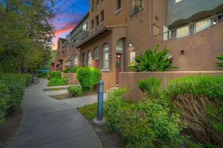 Convenient and Accessible, Park + BBQ + Pool +Gym Отели рядом с достопримечательностью «Сиско»