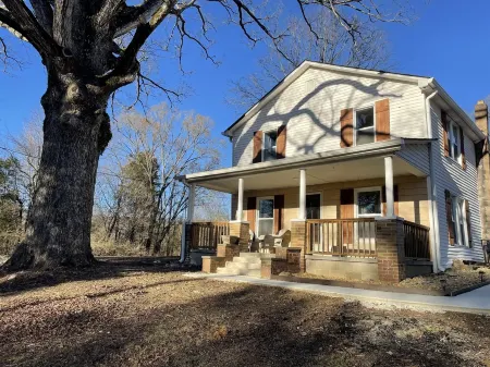 The Oak at Windrock- cozy farmhouse on 2 acres