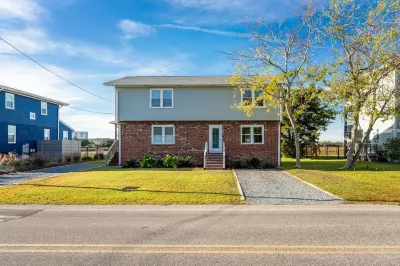 Coral House - Waterfront Beach Getaway, Stunning Sunsets, 9 min walk to beach! Hotels near Lucky 13 Sportfishing