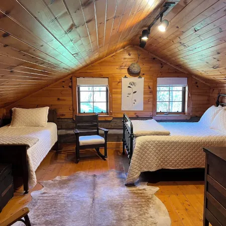 Little Creek Cabin, 2 bedrooms, 1.5 Baths (Sleeps 4)