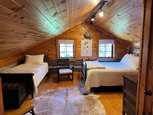 Little Creek Cabin, 2 bedrooms, 1.5 Baths (Sleeps 4)