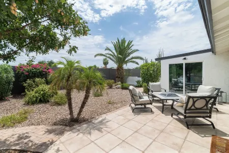 Charming 3-Bedroom House in Fountain of the Sun Mesa, Arizona Отели рядом с достопримечательностью «Суперстишен Гейтуэй Запад»