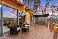 Cozy 4-bedroom cabin with jacuzzi hot tub. Overlooking ski /mnt bike slopes.