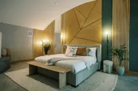 Hidden Eco-Luxe Earth Home Retreat in the Heart of Hill Country