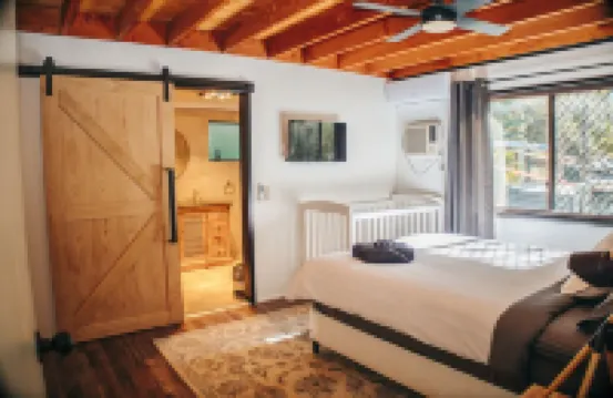 Gorgeous 3 bedroom raked ceiling cabin 布萊克巴特酒店