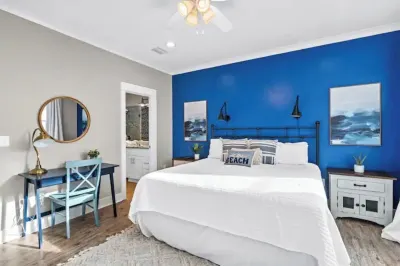 One Q-ute Cottage : Beach and Bay Retreat w/ Pool Gulf Shores Public Beach附近的飯店