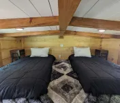 Onyx Owl Cabin: Private Hot Tub⁘Fire Pit⁘Heated Patio⁘Vineyard⁘Hiking⁘Golf