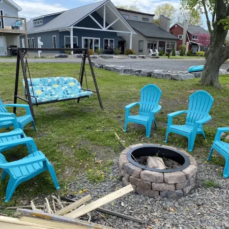 Level Seneca Lakefront Chalet-Gorgeous Sunsets 3,510 sq. ft.