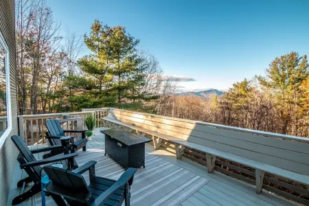 Mtn Top Home w/Views of Mt. Washington & Speakeasy