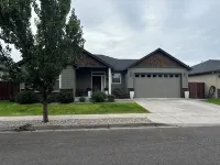 Charming 3-bedroom house with WiFi, AC in peaceful Battle Ground Hotels in Battle Ground