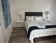 Ocean Blue Cottage ~ Stunning Ocean Views ~ All Linen Incl & Pets Welcome! Hotels in Guilderton